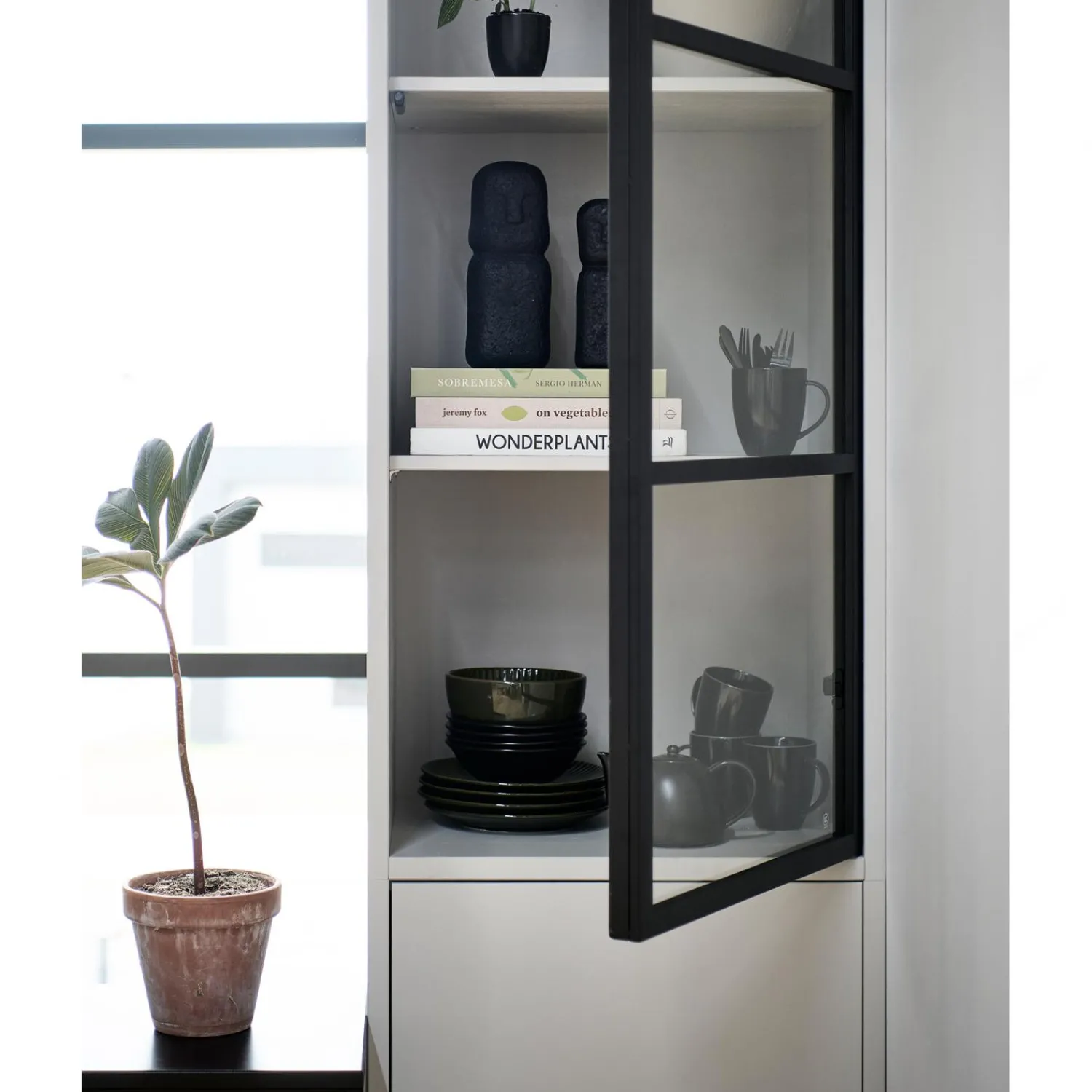 Sale WOOOD Basic 2-deurs vitrinekast grenen mist