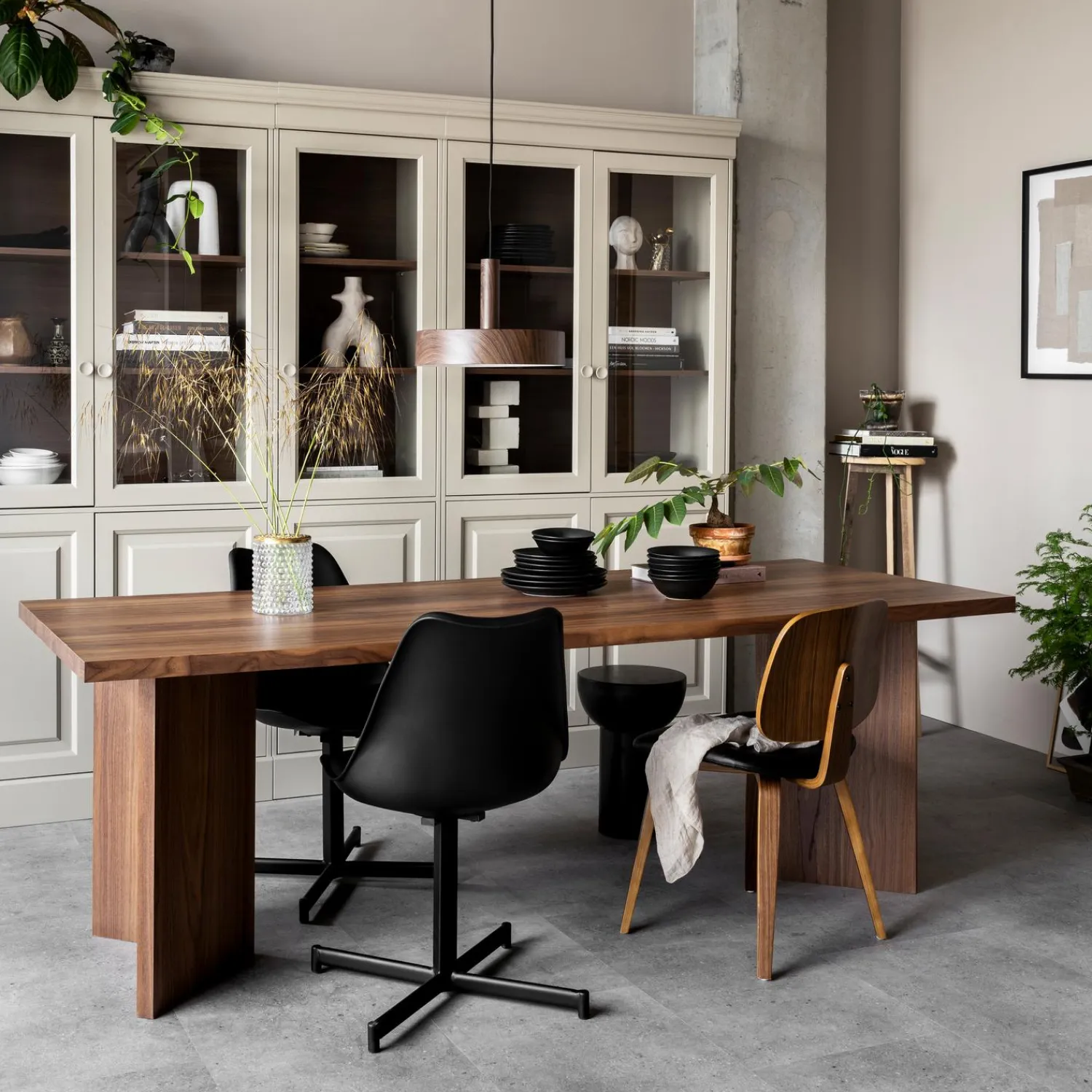 New WOOOD Chow 4-deurs vitrinekast grenen dakargrau