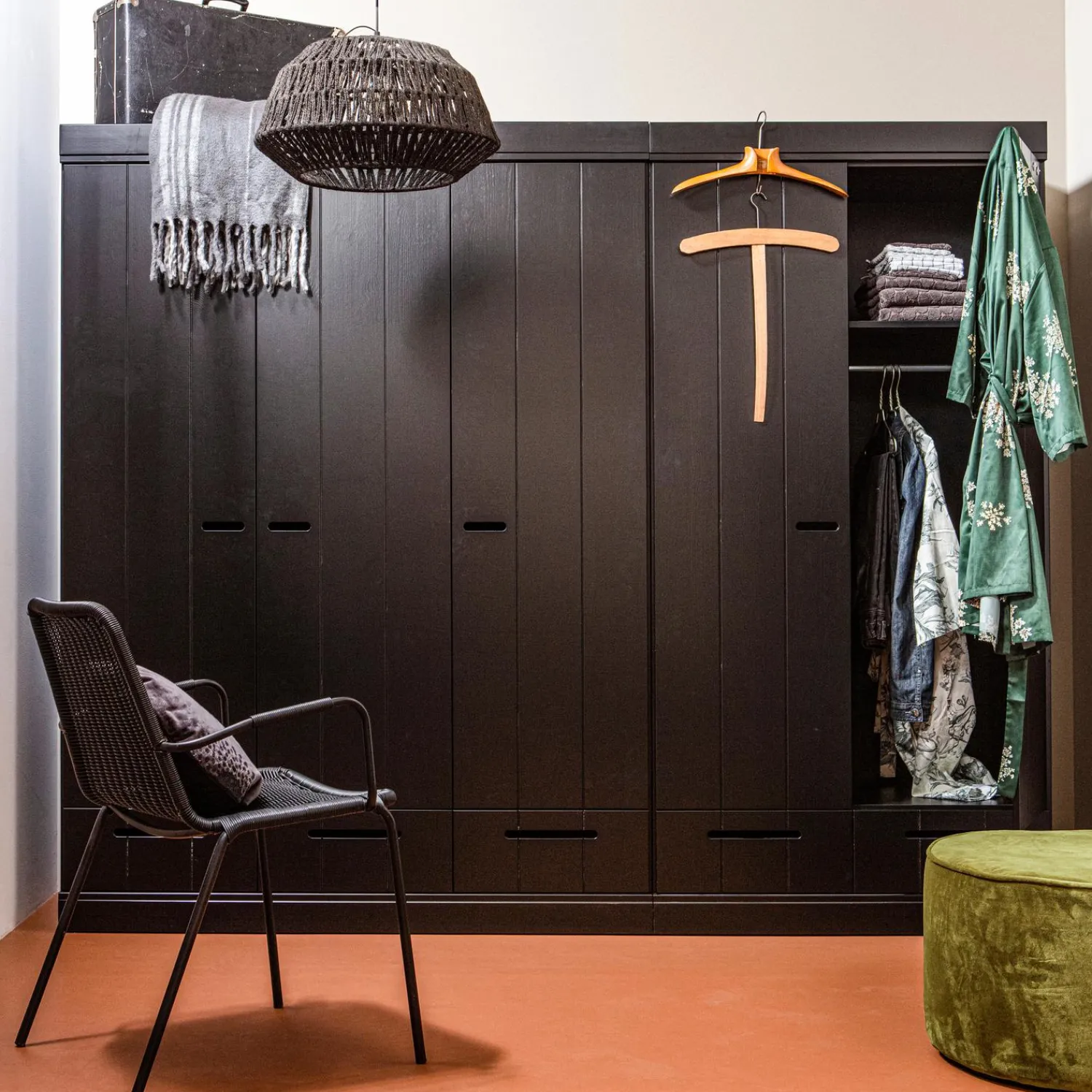 Clearance WOOOD Connect 2-deurs kledingkast + lade Zwart