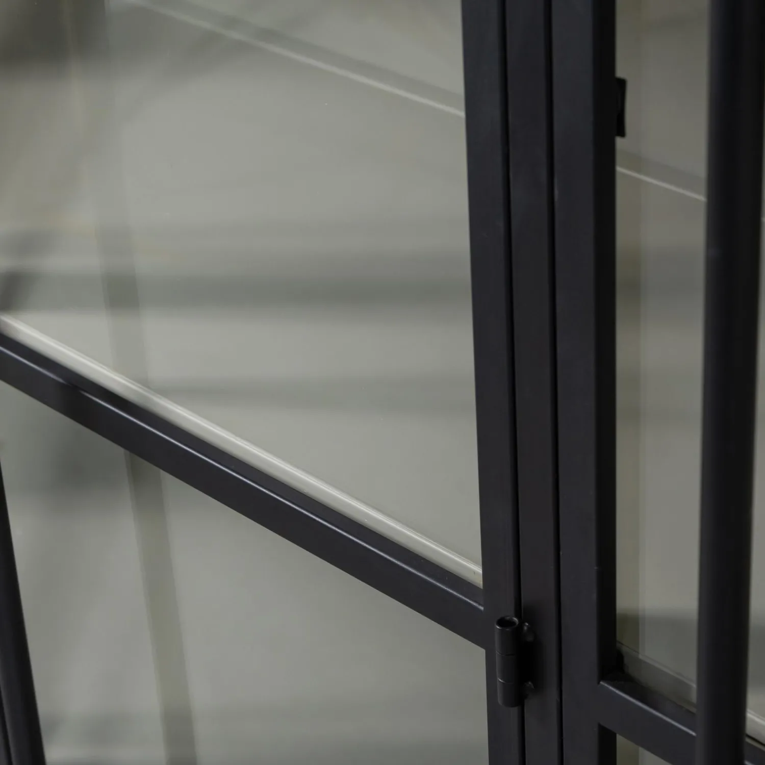 Best WOOOD Exhibit XL 3-deurs vitrinekast metaal Zwart