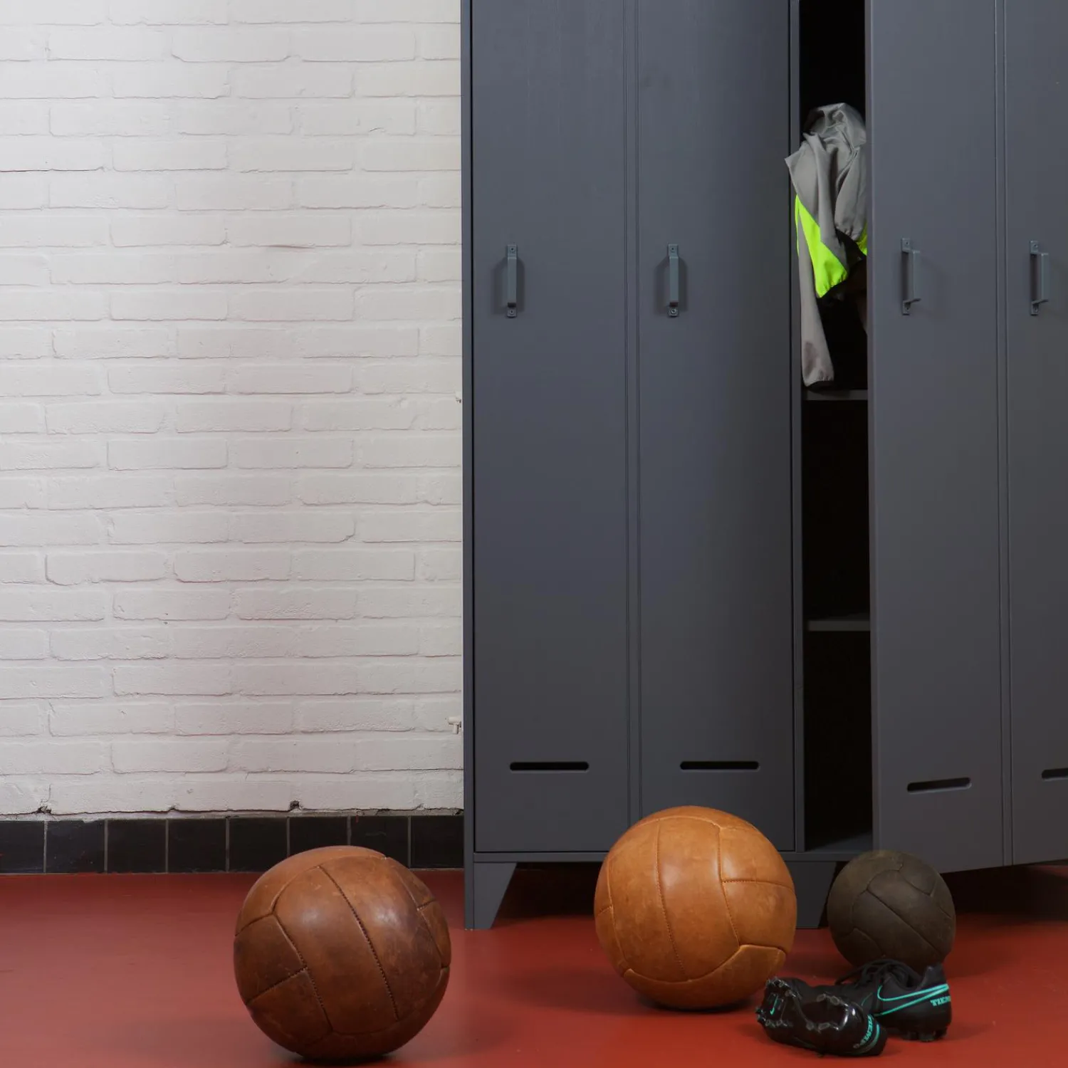 Sale WOOOD Stijn hoog 2-deurs lockerkast steel grey Staalgrijs