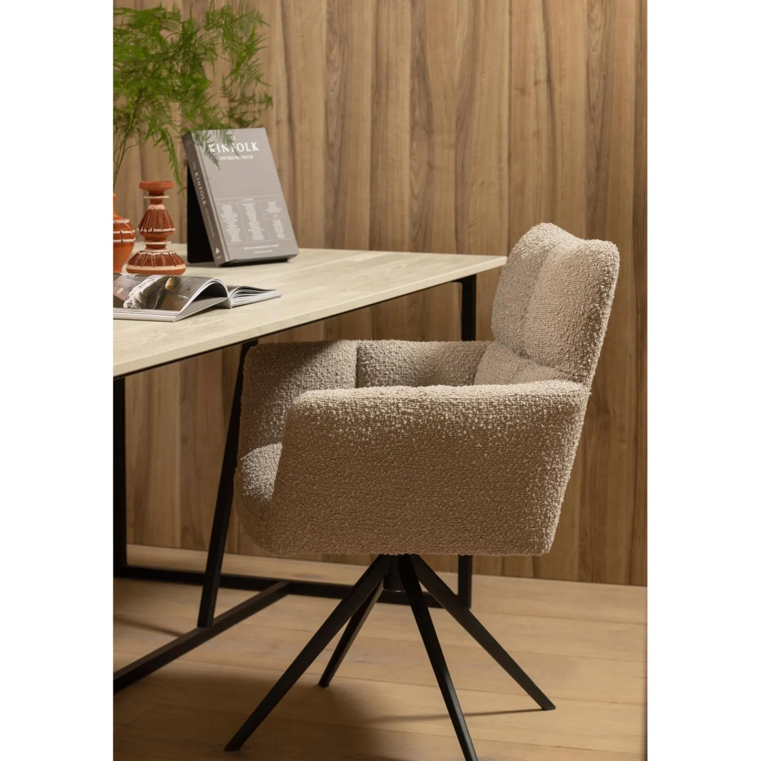 Online WOOOD Vinny draaistoel met armleuning bouclé zand