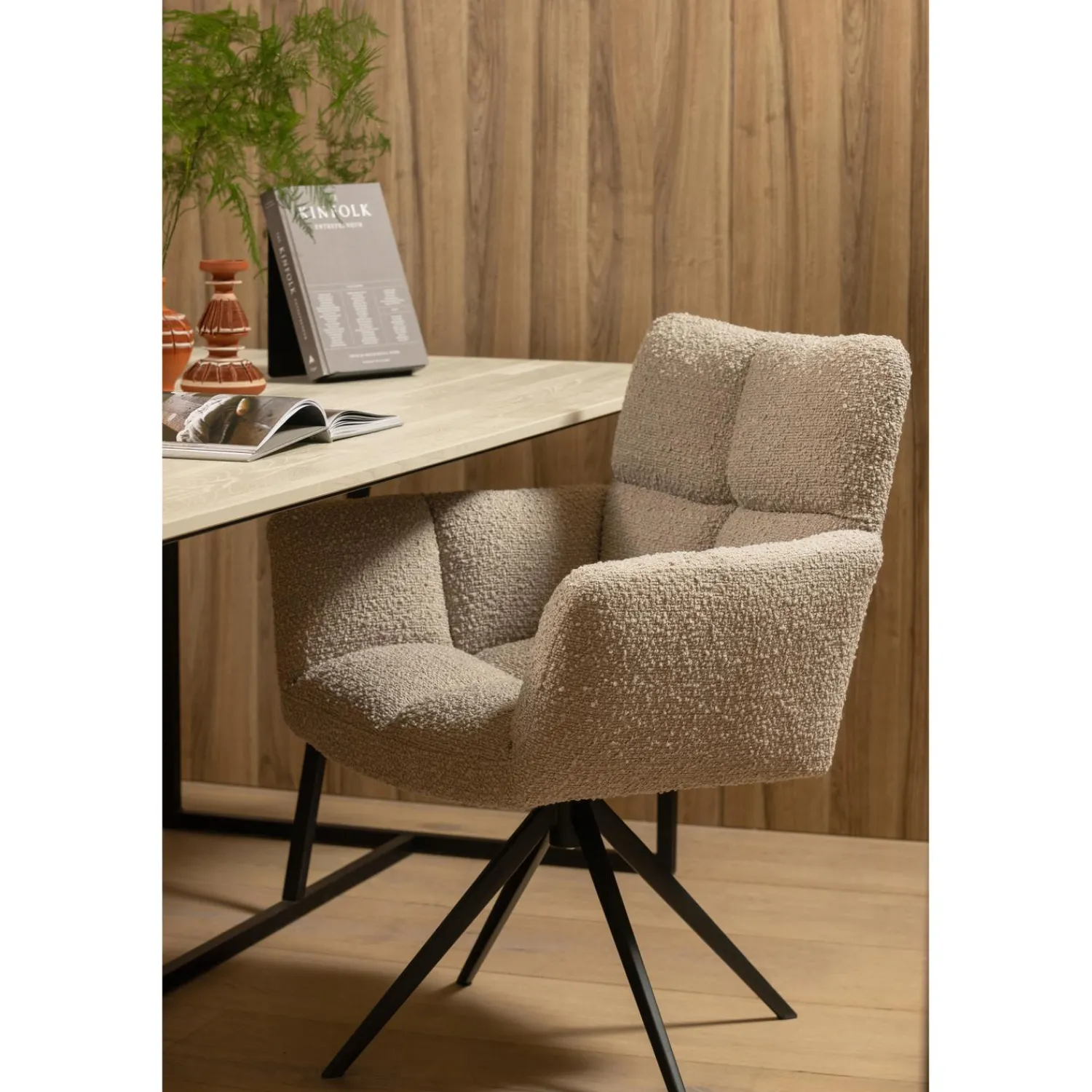 Online WOOOD Vinny draaistoel met armleuning bouclé zand